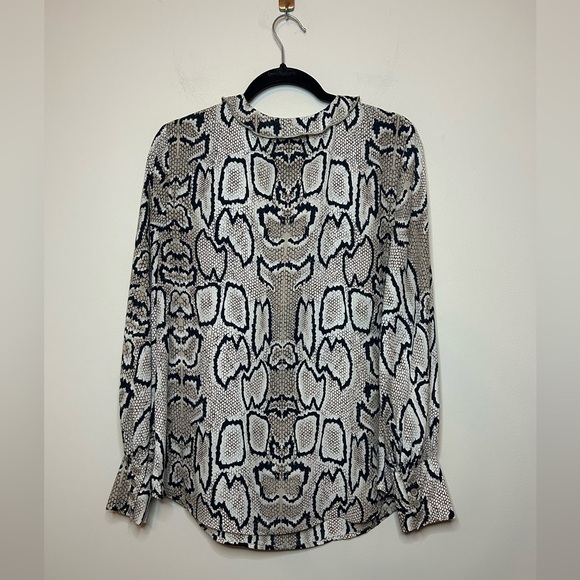 Cabi 3759 Serpentine Blouse Size Medium - Picture 9 of 9